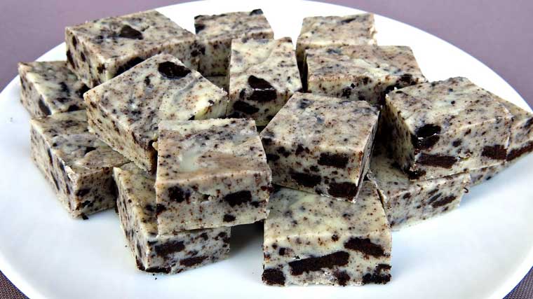 How To Make 3-Ingredient Cookies And Cream Fudge